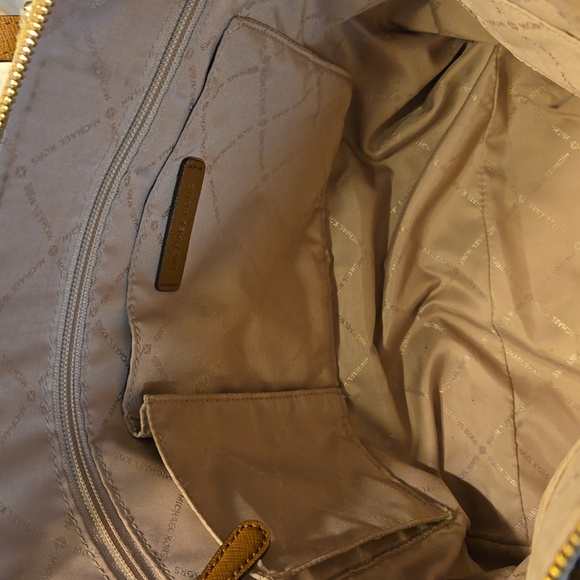 Michael Kors Jet Set Monogram Tote, Camel color - Picture 11 of 12